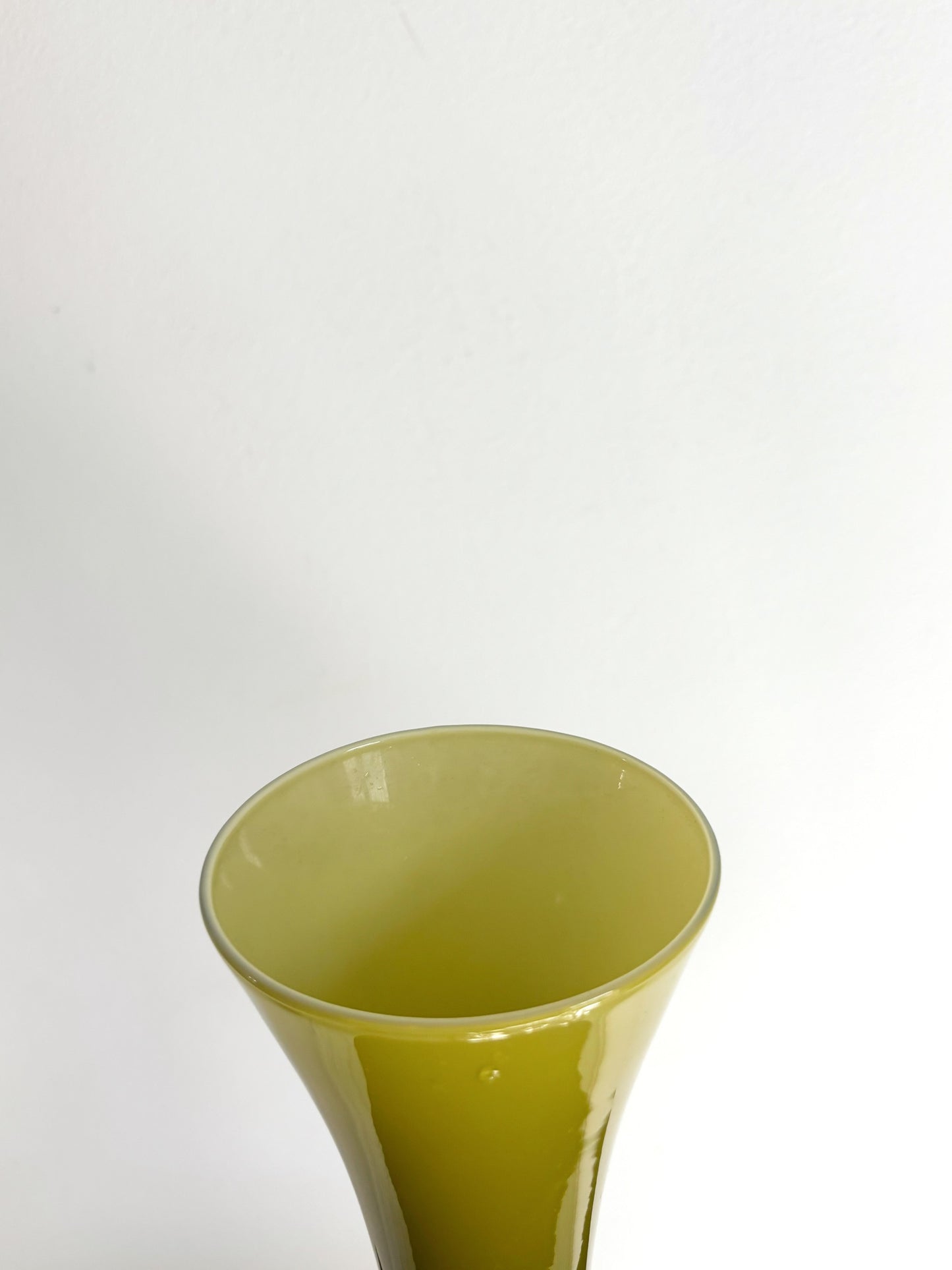 Vase en opaline vert olive