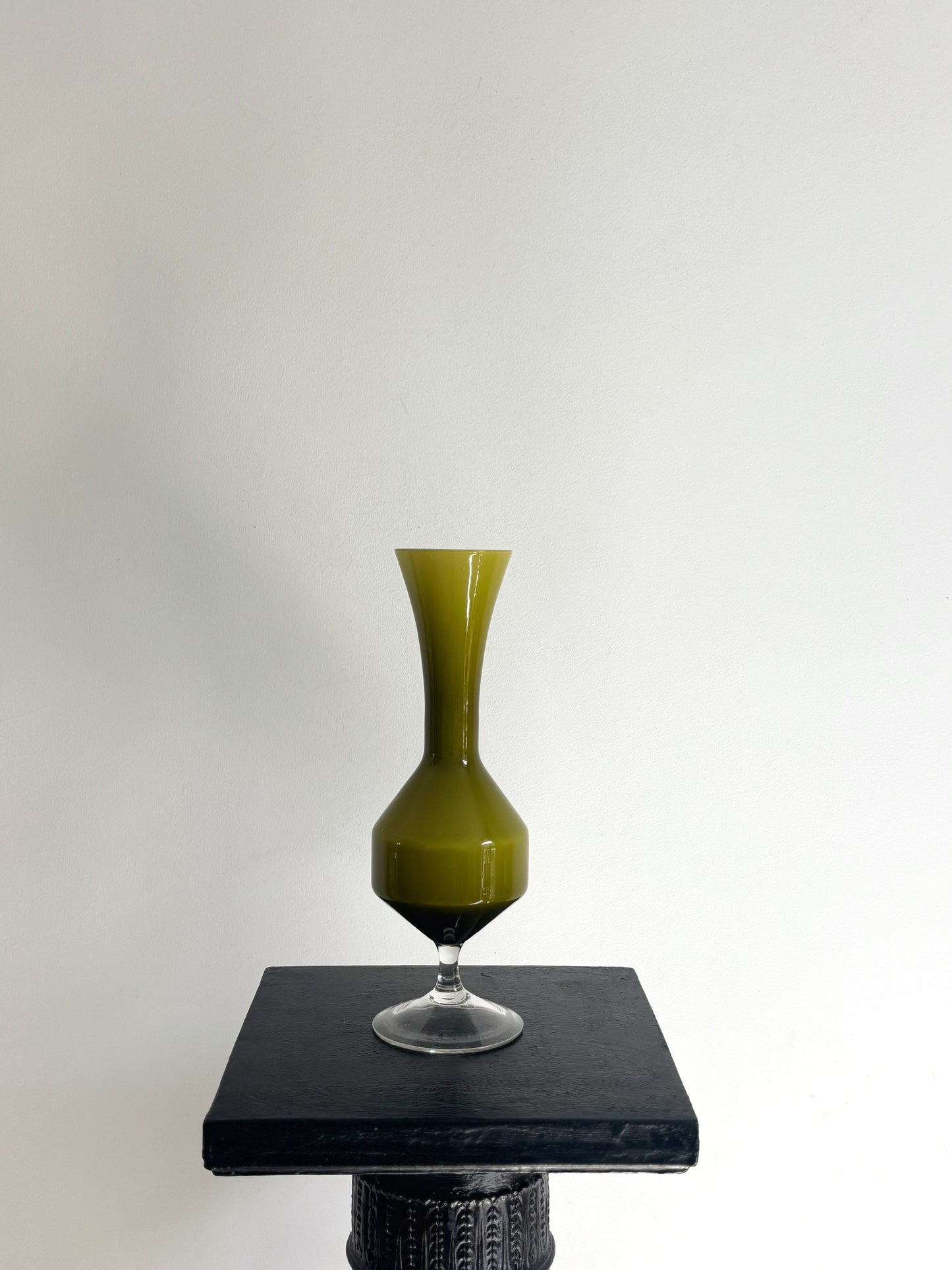 Vase en opaline vert olive