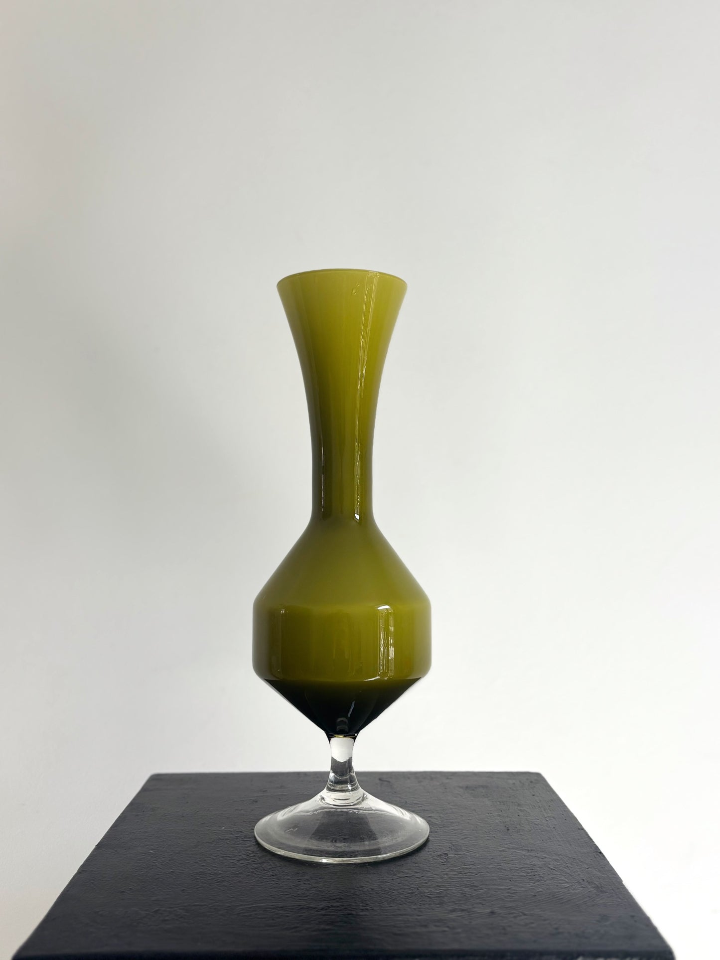 Vase en opaline vert olive