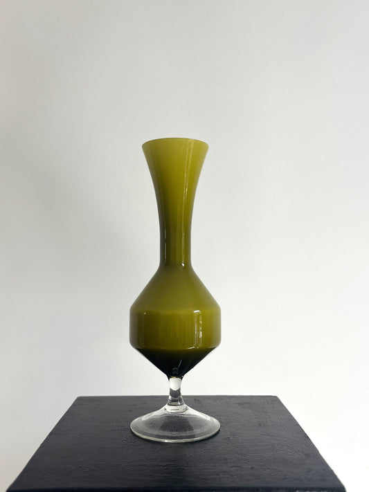 Vase en opaline vert olive