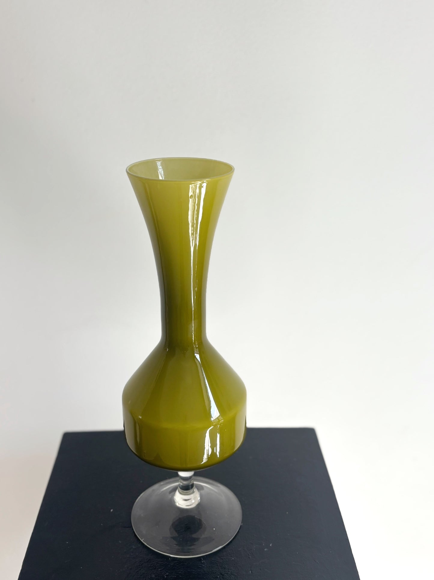 Vase en opaline vert olive