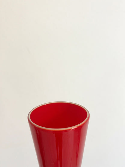 Long vase en opaline rouge d'Empoli