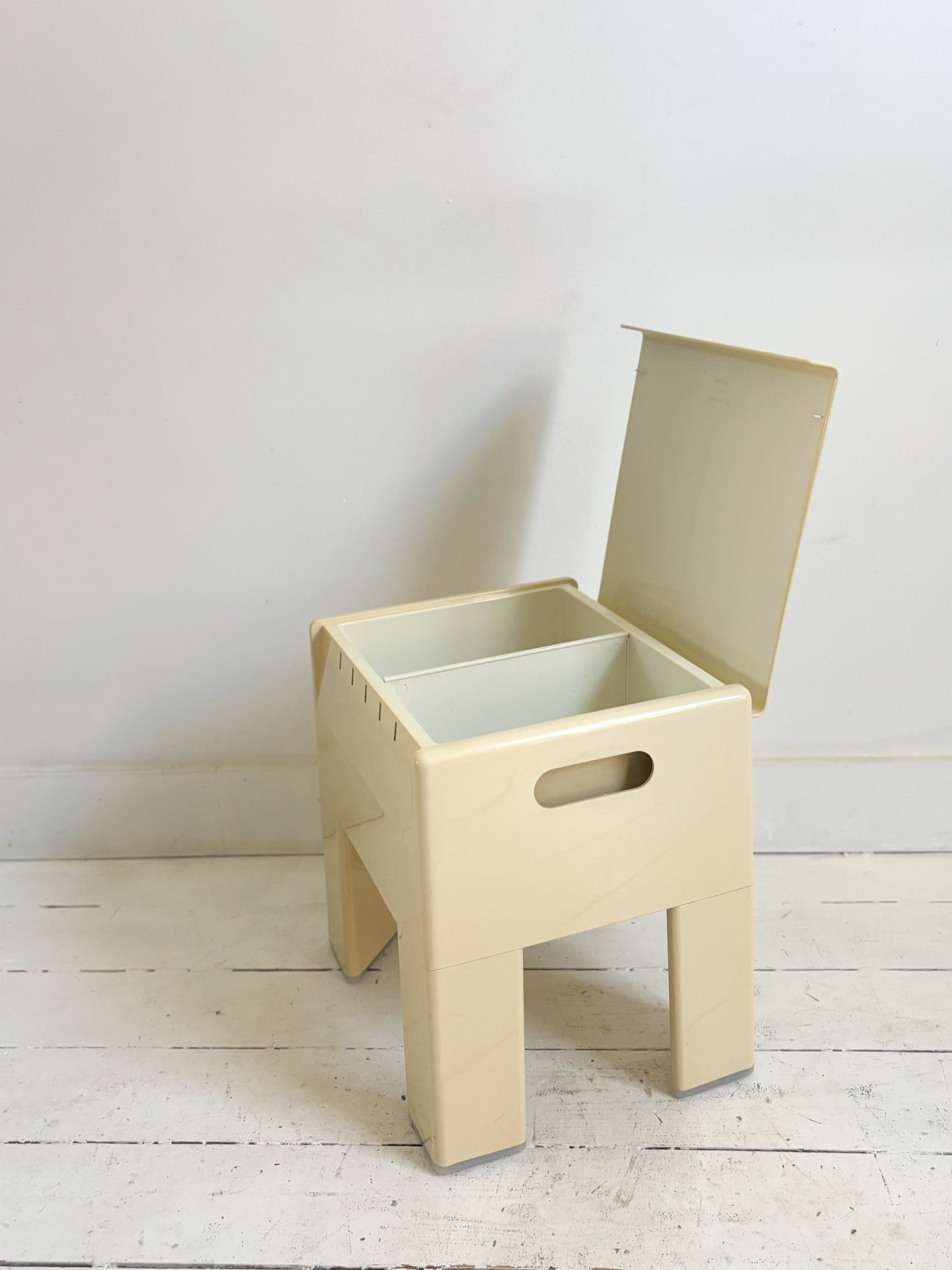 Tabouret de rangement design Olaf Von Bohr pour GEDY