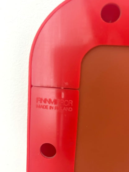 Miroir encadrement plastique rouge Finn
