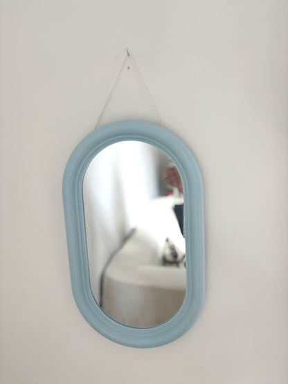 Miroir ovale encadrement en plastique bleu ciel