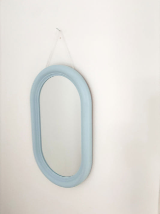 Miroir ovale encadrement en plastique bleu ciel