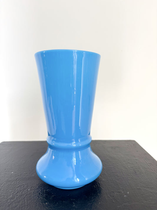 Vase en opaline bleu de Portieux